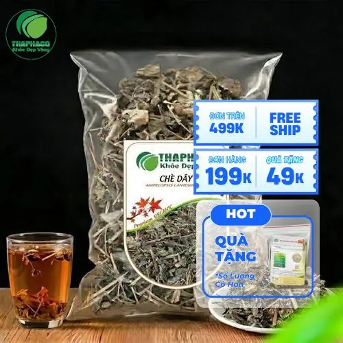 Ly trà chè dây vàng óng, thơm mát, chuẩn bị sử dụng