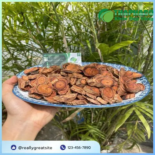 Hình ảnh một loại thảo dược tươi đang được phơi khô tự nhiên, giữ nguyên dưỡng chất.