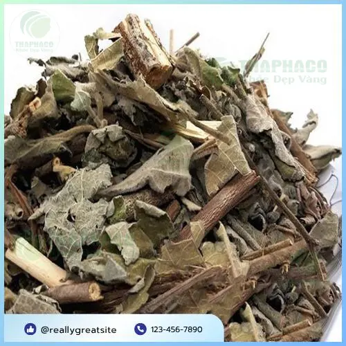 Hình ảnh nồi nước an xoa đang được đun sôi, tượng trưng cho quá trình sắc thuốc truyền thống.