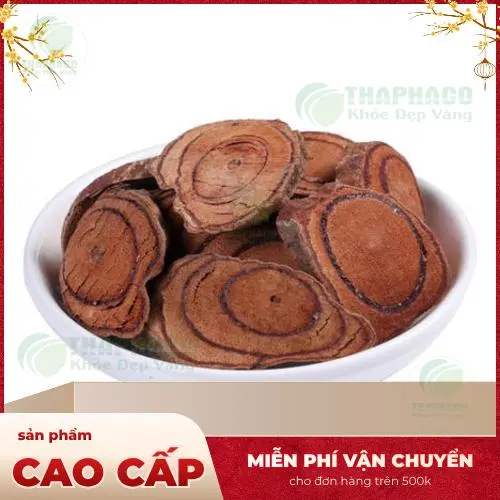 Một công đoạn chế biến thảo dược tươi, đảm bảo an toàn vệ sinh và chất lượng.