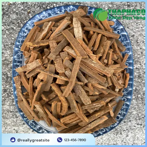Cận cảnh bề mặt và các đường vân của hậu phác thật, cho thấy độ mịn và màu sắc tự nhiên.
