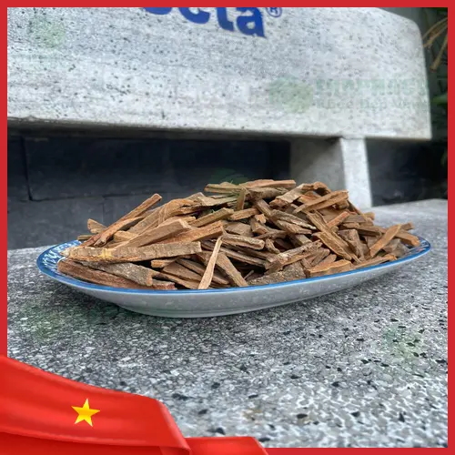 Hậu phác khô được bảo quản đúng cách trong lọ kín, đảm bảo chất lượng và độ bền.