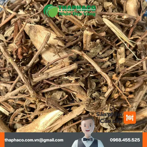 Nước gội đầu từ Hương Nhu tươi đang được đun