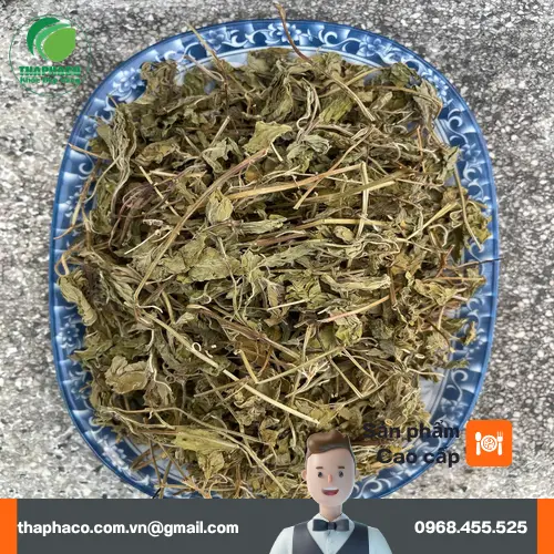 Một tách trà lá bạc hà khô ấm áp, chuẩn bị để thưởng thức và thư giãn