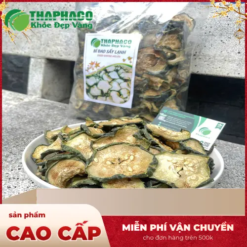 Hình ảnh một tách trà bí đao sấy lạnh và miếng bí đao khô
