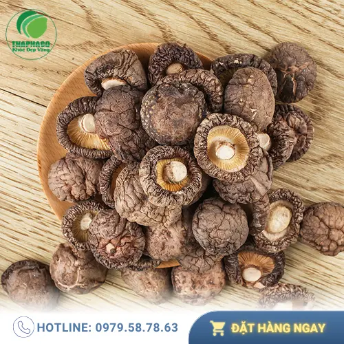Rửa nấm đông cô để loại bỏ tạp chất