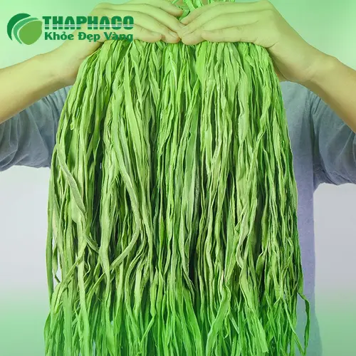 Rau tiến vua khô đang được rửa sạch
