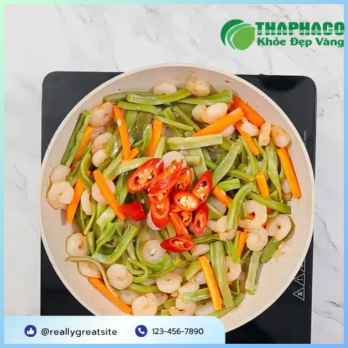 Rau tiến vua khô đang được ngâm nước để nở
