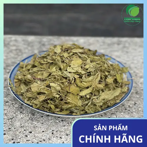 Một người phụ nữ trẻ đang uống trà bạc hà, với vẻ mặt thư thái, nhưng phía sau là hình ảnh mờ của một dấu chấm than, biểu thị sự cẩn trọng.