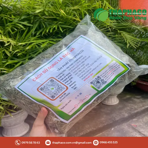 Những nắm lá bạc hà khô chất lượng, màu xanh đậm, được bày trên khay gỗ mộc mạc.
