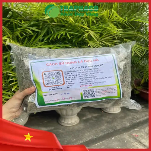 Ly trà bạc hà với lá tươi