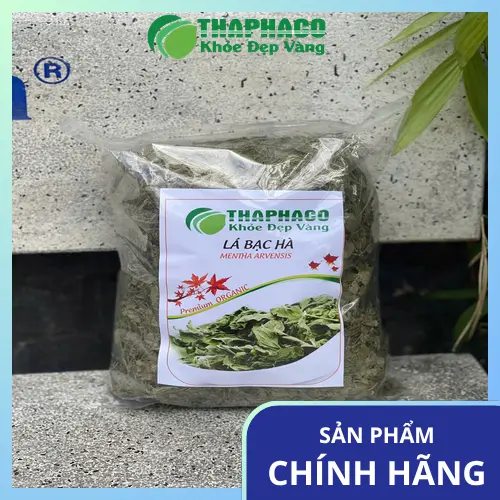 Trẻ em đang uống trà loãng