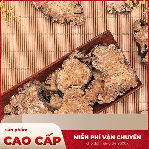 Các lát bạch truật khô được thái đều và phơi sấy đạt chuẩn