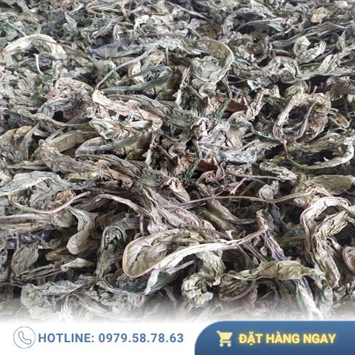 Sản phẩm lá khôi tía khô tại cửa hàng